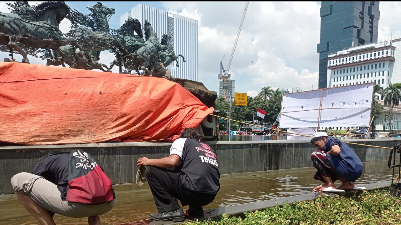 Massa Demo Tolak Hasil Pemilu Salat Dzuhur Berjamaah, Sebagian Orang Ambil Wudhu dari Air Kolam Patung Kuda