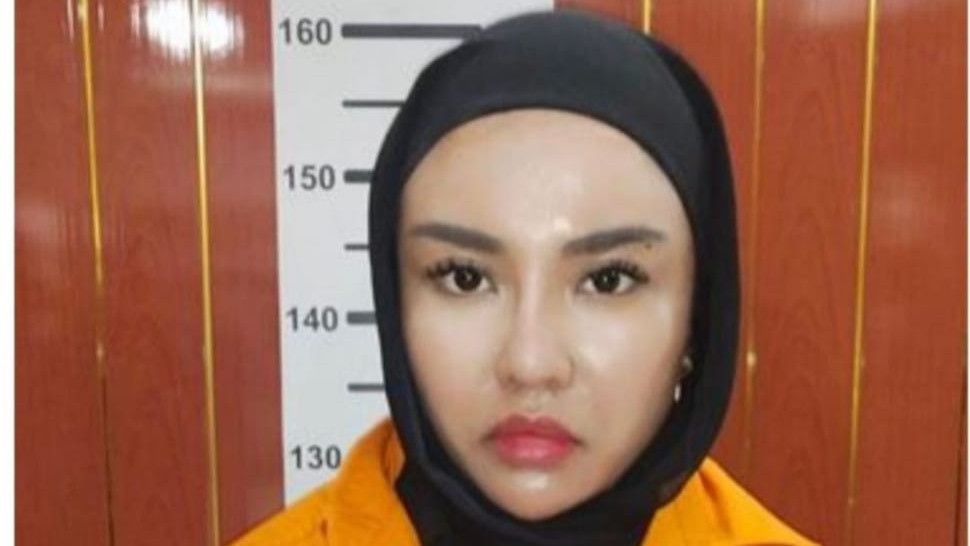 Viral Foto Medina Zein Pakai Baju Tahanan, Netizen Nyinyir: Ngeselin Mukanya..