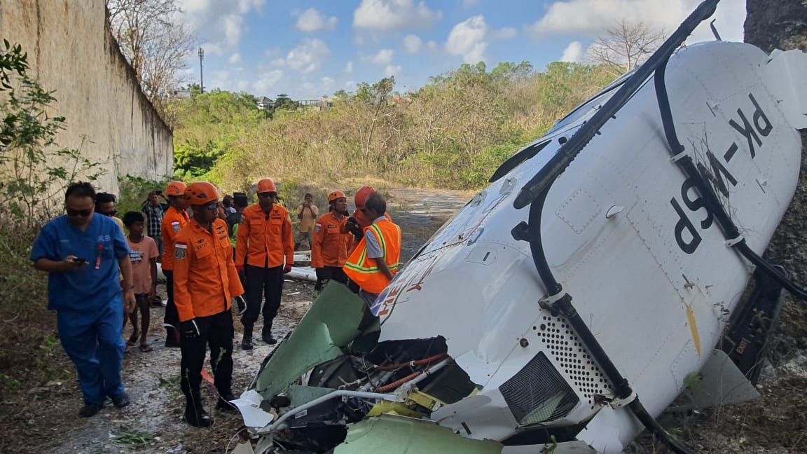 Pilot dan 4 Penumpang Helikopter yang Jatuh di Bali Selamat