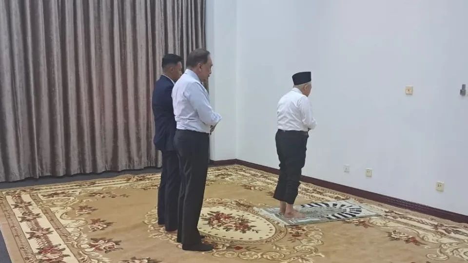 Jeda Minum Kopi KTT ASEAN, Wapres Ma'ruf Amin Nongkrong Bareng PM Malaysia lalu Pimpin Salat Jamaah