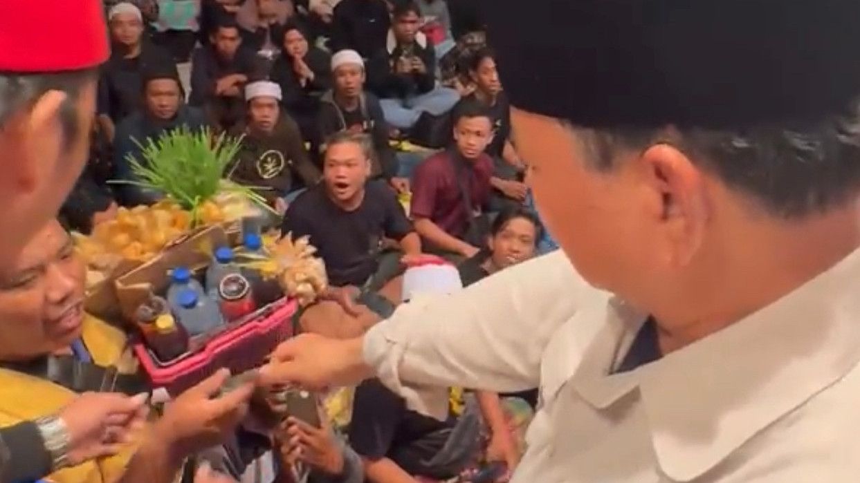 Hadiri Acara Sinau Bareng Cak Nun, Prabowo Beri Pedagang Asongan Peci hingga Baju yang Dipakainya