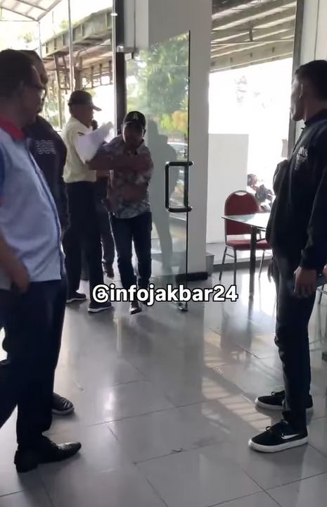 Debt Collector Ngamuk dan Banting Pegawai Pabrik di Jakbar, Polisi Buru Pelaku
