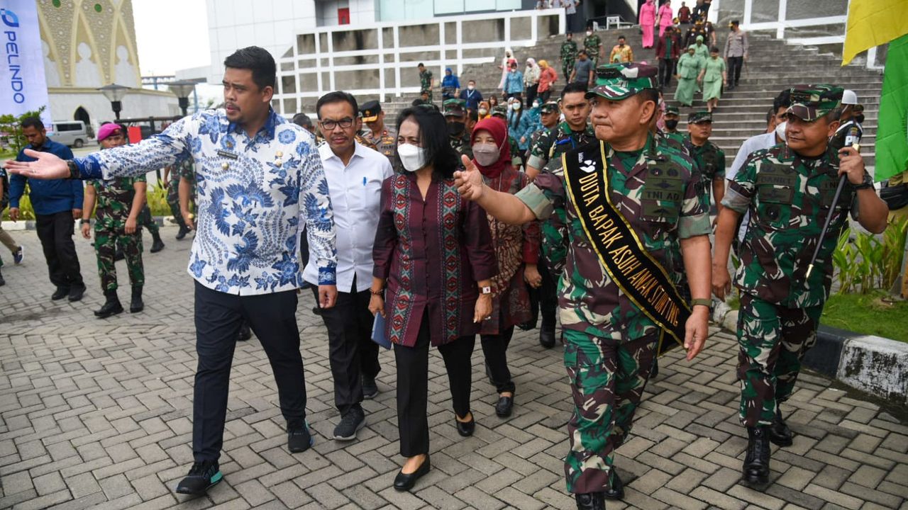 KSAD Jenderal Dudung Kukuhkan Bobby dan Kahiyang Bapak dan Bunda Asuh Anak Stunting di Kota Medan