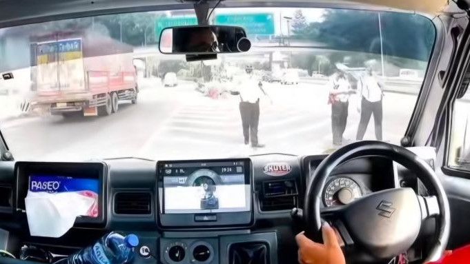 Viral Polisi Tilang Mobil Pikap di Tol Halim, Kasus Selesai Usai Sopir Keluarkan Uang