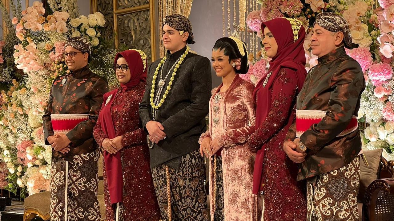 Gagah Sambut Tamu, Anies Baswedan Ternyata Kenakan Pakaian Rancangan Didit Anak Prabowo di Pernikahan Putrinya