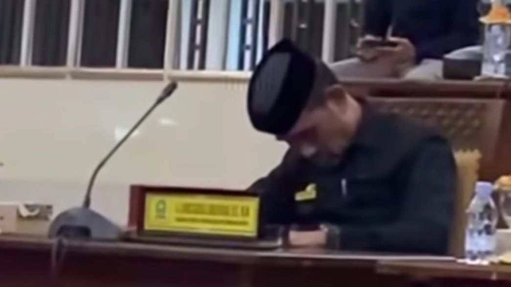 Viral Anggota DPRD Sinjai Andi Zaenal Iskandar Tidur Saat Rapat Paripurna