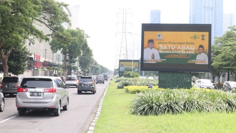 Baliho Airlangga Mejeng di Jalan Surabaya, Manfaatkan Momen Acara Seabad NU