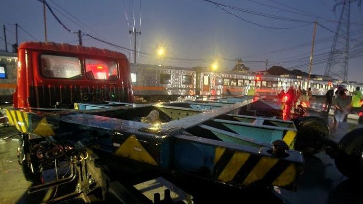 Abaikan Klakson Kereta Harina, Truk yang Setop di Tengah Rel Kaligawe Tertabrak