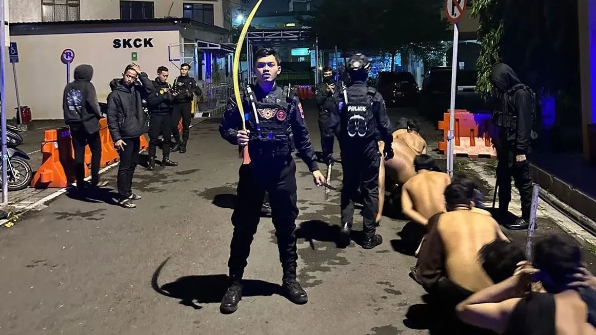Polisi Buru Pelajar yang Tawuran Pakai Sajam di Jakbar