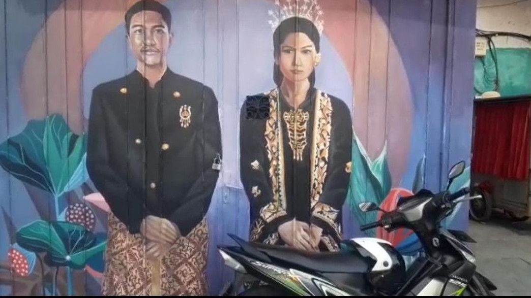 Jelang Pernikahan, Mural Kaesang dan Erina Pakai Baju Adat Jawa Hiasi Jalan Kota Solo