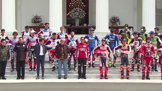 Momen Jokowi Foto Bareng Pebalap MotoGP Pakai Jaket Balap di Istana Merdeka