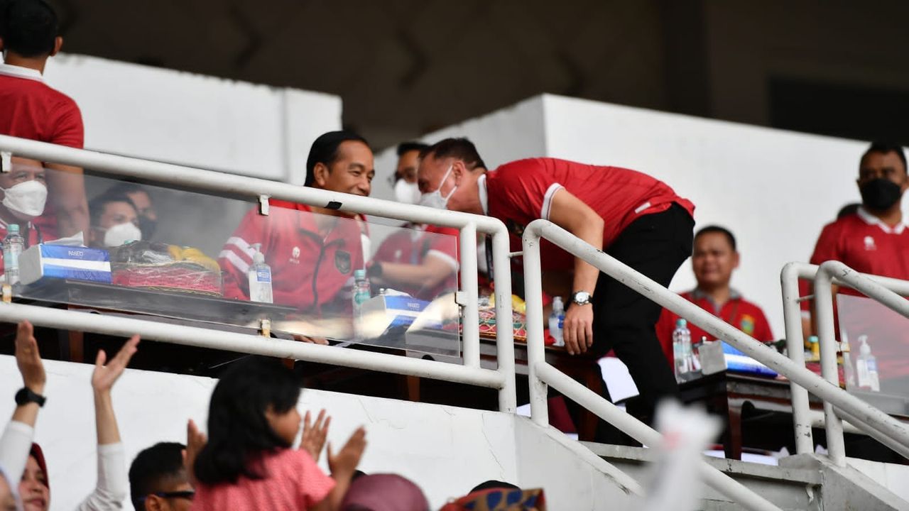 Puja-Puji Iwan Bule ke Jokowi yang Nonton Timnas Indonesia vs Kamboja di GBK