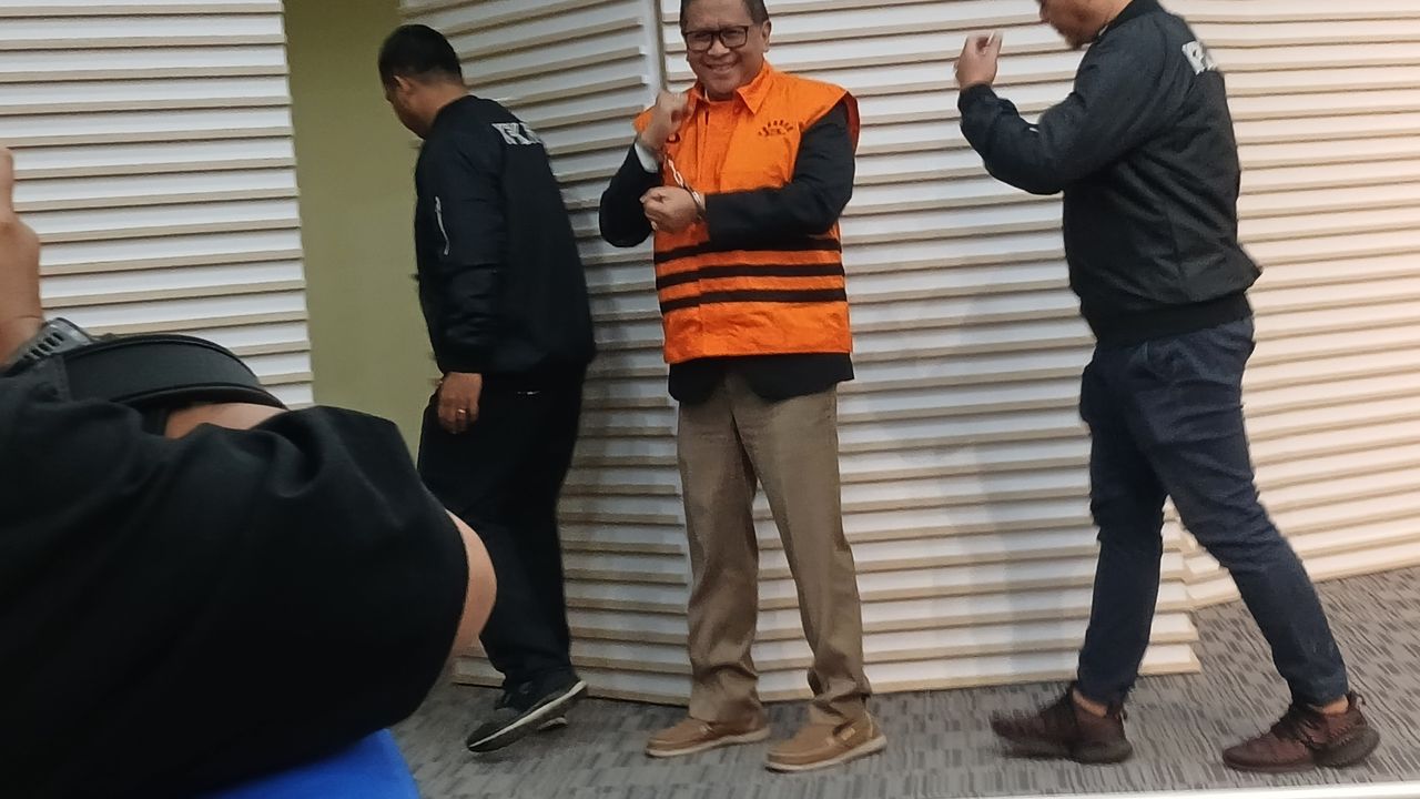 Berompi Oranye KPK, Hasto Tetap Tersenyum dan Pekikkan 'Merdeka'
