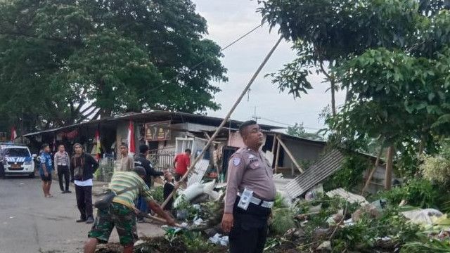 Tak Fokus, Sopir Bawa Truk Fusonya Tabrak Penyapu Jalan di Karawang hingga Tewas