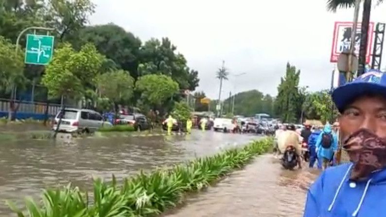 Diguyur Hujan Deras,kawasan Tanjung Duren Kebanjiran Setengah Meter