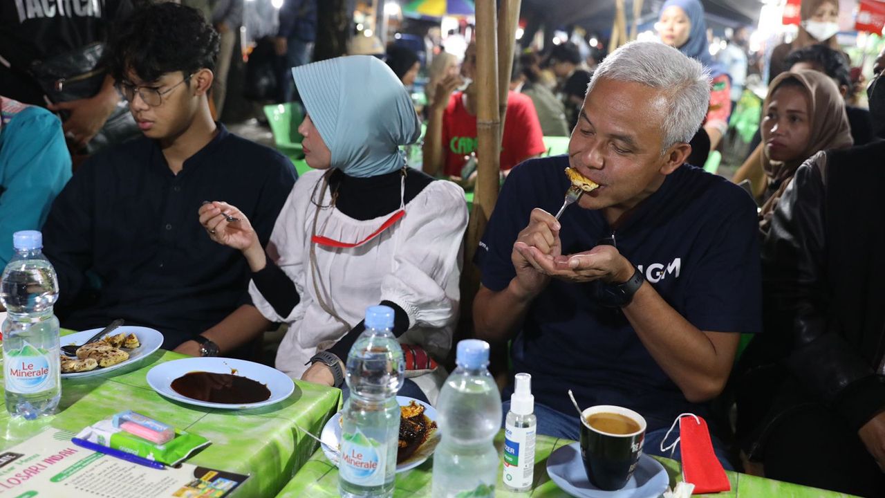 Sambil Makan Pisang Epe, Ganjar Dihibur Pengamen Cilik di Pantai Losari Makassar, Asyiknya