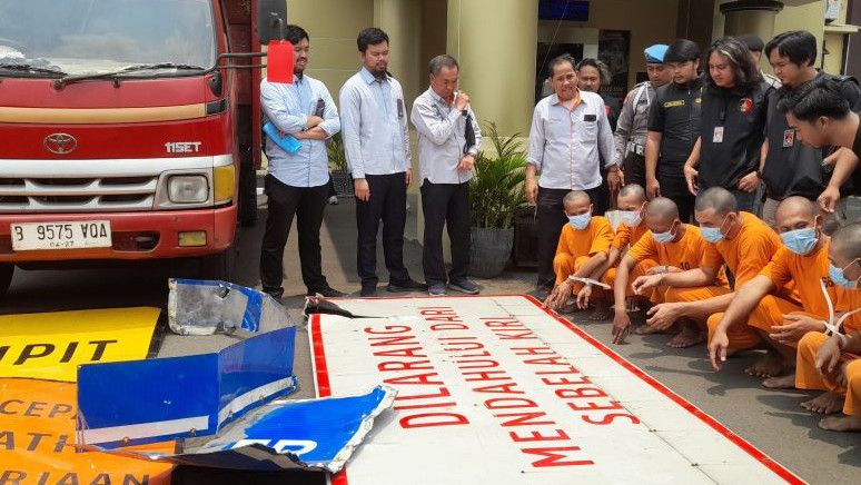 6 Pencuri Rambu Lalu Lintas di Kawasan Tol Tangerang-Merak Ditangkap, Polisi: Pelaku Menjual ke Penadah Rp4 Juta