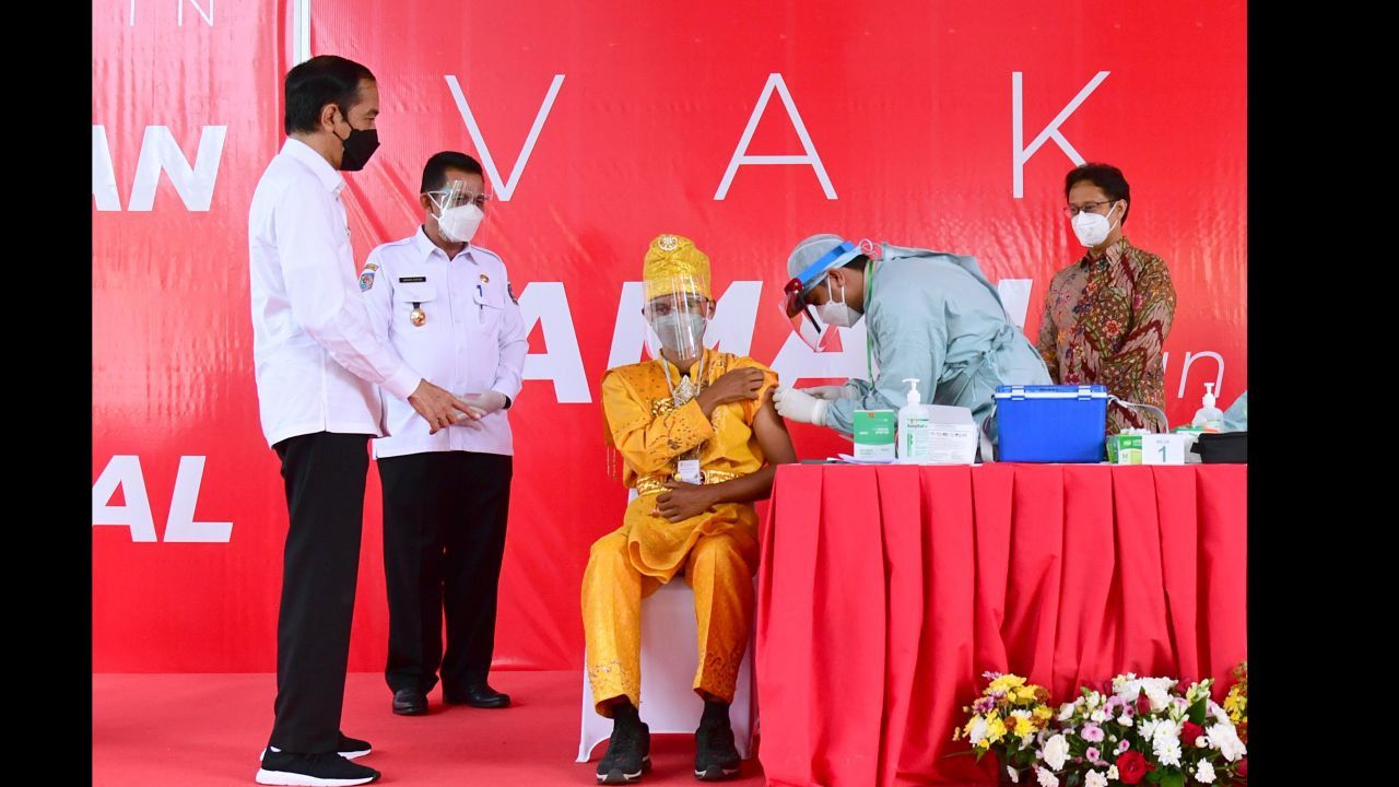 Targetkan Satu Juta Suntikan Vaksin COVID-19 per Hari, Jokowi Kerahkan TNI-Polri