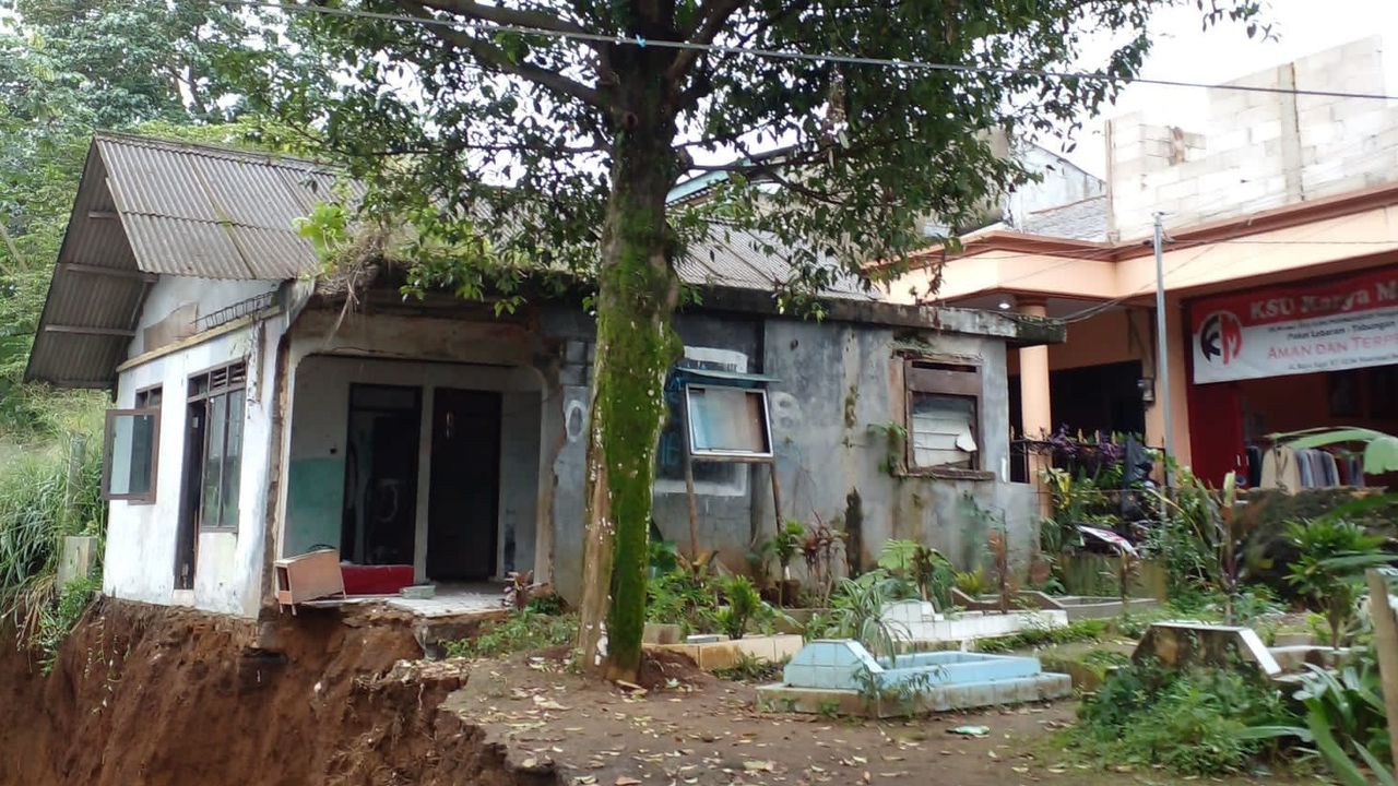 Tanah Makam di Tajur Bogor Terbawa Longsor