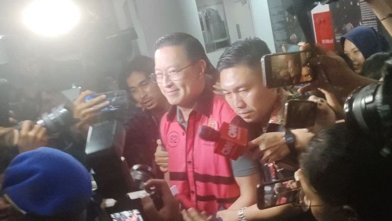 Diperiksa 10 Jam Kasus Impor Gula, Tom Lembong Hanya Tersenyum Usai Keluar Gedung Kejagung