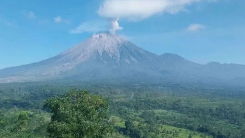 Gunung Semeru Erupsi Dua Kali pada Kamis Pagi