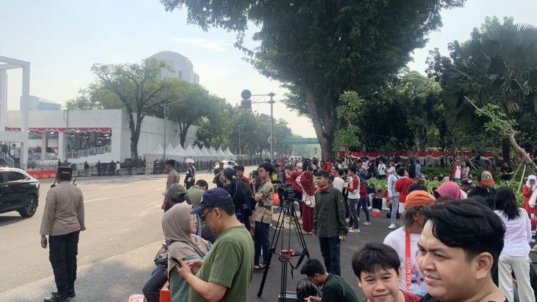 Puluhan Warga Antusiasme Hadiri Upacara Detik-detik Proklamasi dari Seberang Istana Merdeka Jakarta