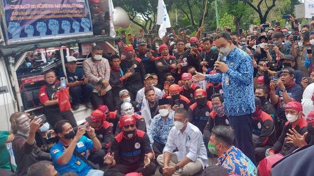 Balai Kota DKI Digeruduk Massa Buruh, Anies Langsung Temui Pendemo: Saya Terbiasa Bekerja Menyelesaikan Masalah..