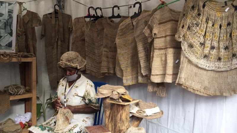 Manisnya Senyum Pedagang Noken Papua saat PON XX Terselenggara