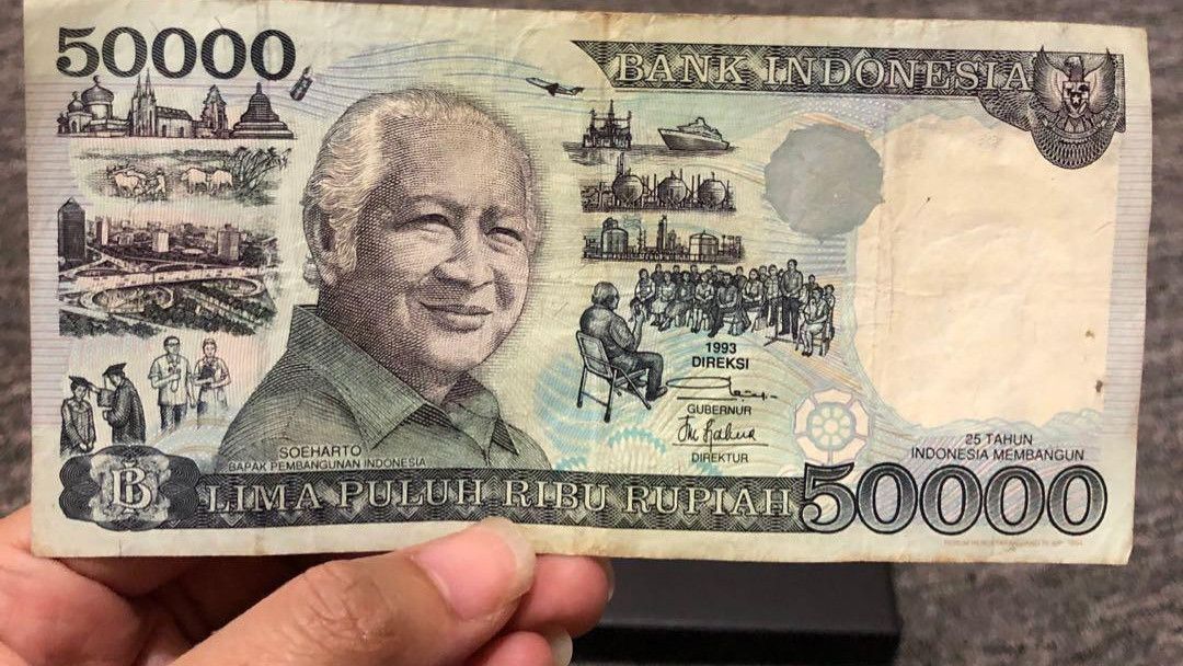 Siapa Pelukis Wajah Soeharto yang Tersenyum di Uang Kertas? Ini Orangnya!