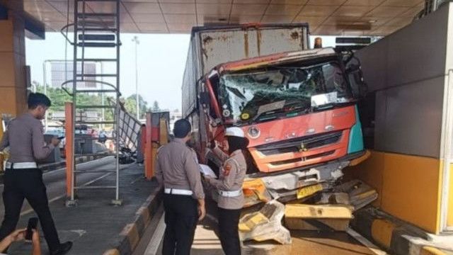Terjadi Lagi, Begini Detik-Detik Truk Fuso Tabrak Dua Mobil di Gerbang Tol Ciawi 2