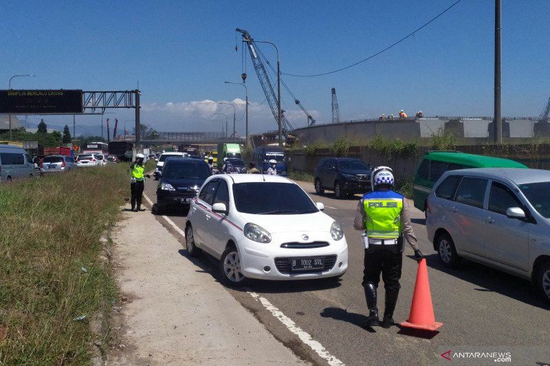 Tak Bawa Surat Covid-19, Ratusan Pengendara di Tol Cileunyi Diputarbalikkan Polisi