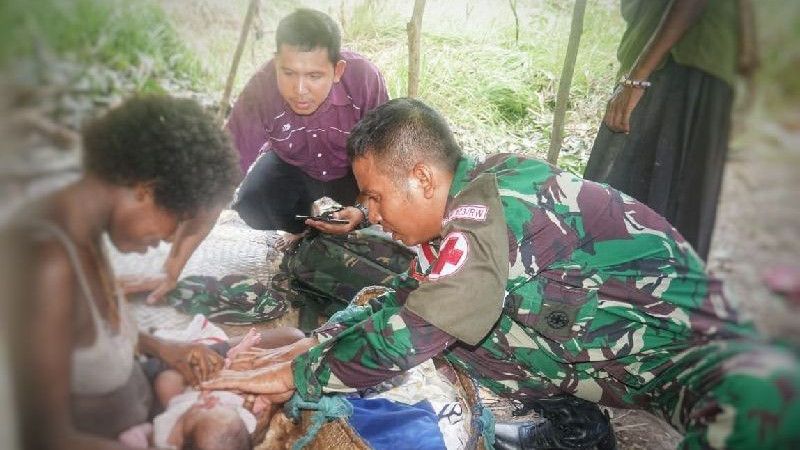 Aksi Heroik Prajurit TNI di Perbatasan RI-PNG, Bantu Persalinan Darurat Warga