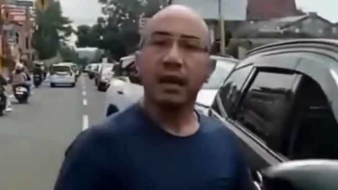 Detik-detik Pria Botak di Bogor Protes Polantas yang Sedang Kawal Warga Sedang Sakit