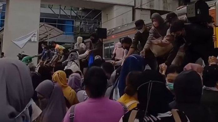 Viral Penumpang Krl Menumpuk Di Stasiun Manggarai Ini Penjelasan Kai