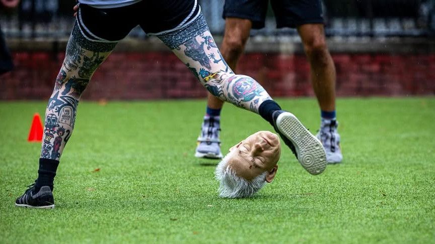 Momen Aktivis dan Warga Main Bola Pakai Replika Kepala Netanyahu