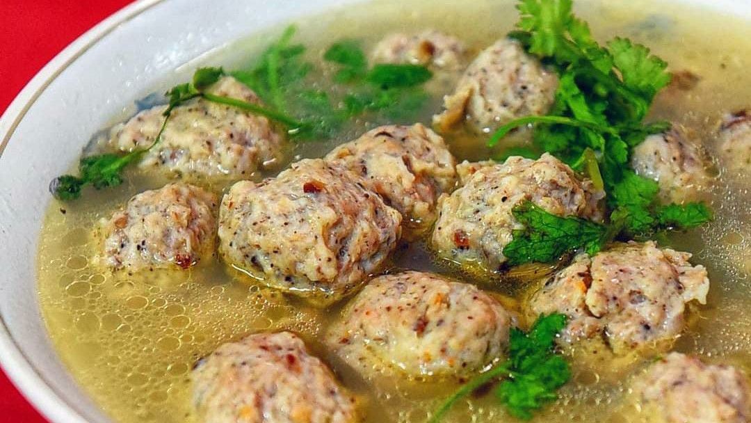 Sedap Disantap Buka Puasa, Resep Menu Sup Bakso Salmon yang Praktis