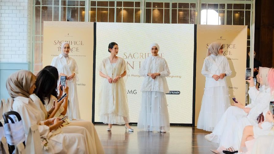 Koleksi Busana Berenda dengan Look Feminin dan Klasik untuk Menyambut Idul Adha