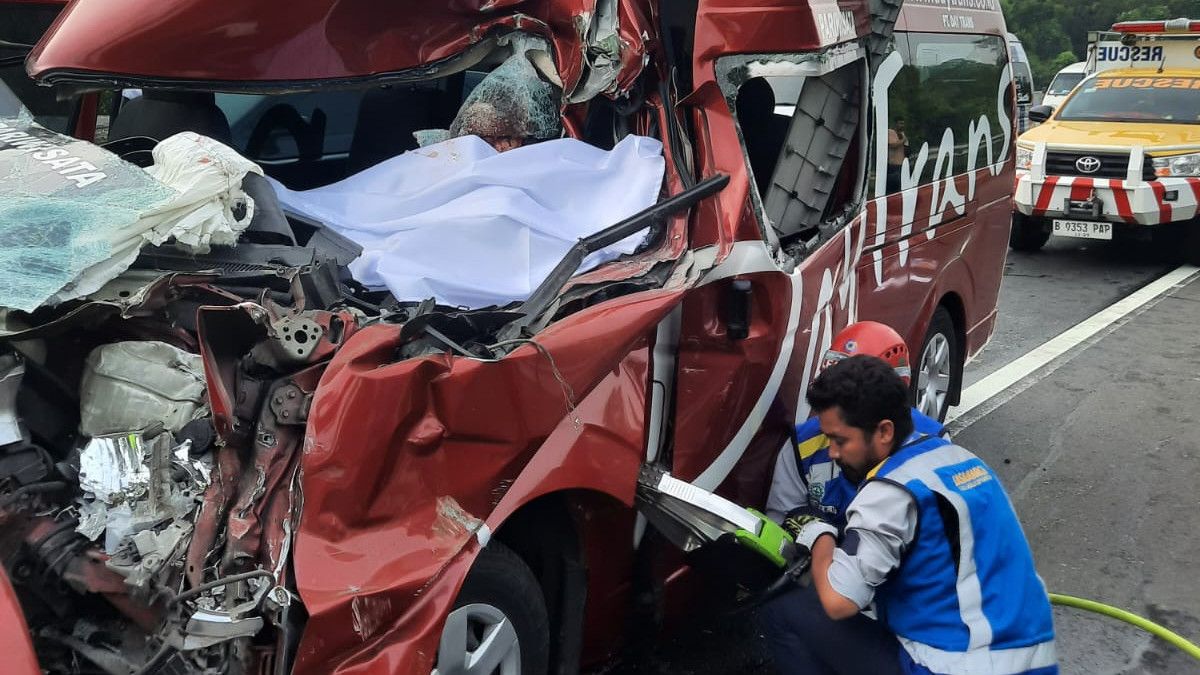 Mobil Travel Daytrans Tabrak Truk di Tol Cipularang: 9 Penumpang Luka, Satu Tewas