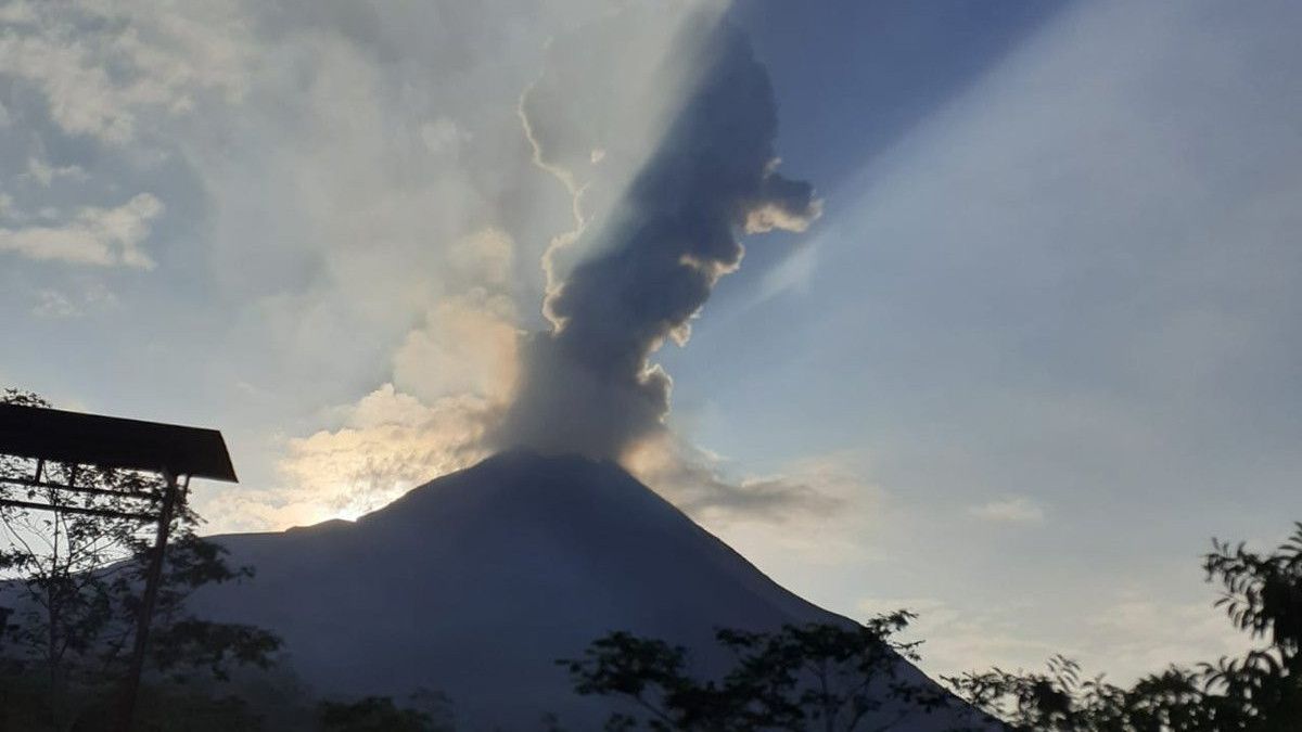 Situasi Gunung Merapi Hari Ini: Lava Pijar Berguguran Sejauh 1,5 KM