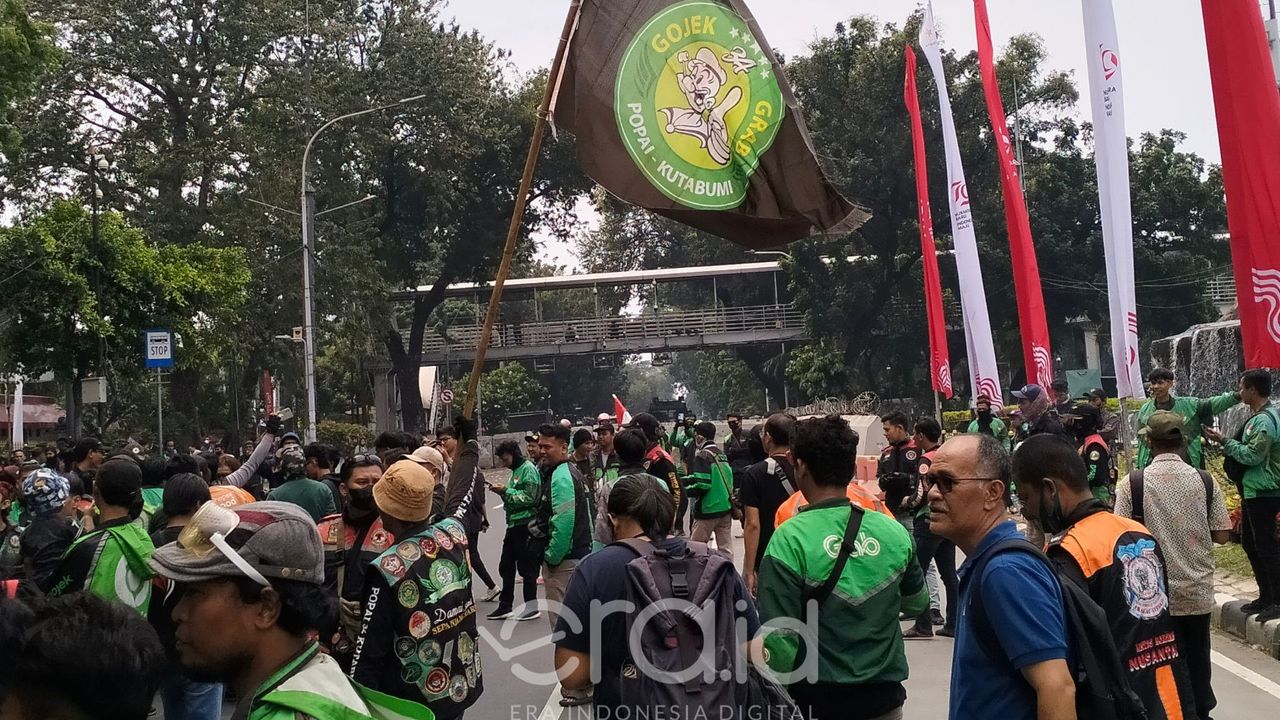 Ratusan Driver Ojol Mulai Padati Kawasan Patung Kuda