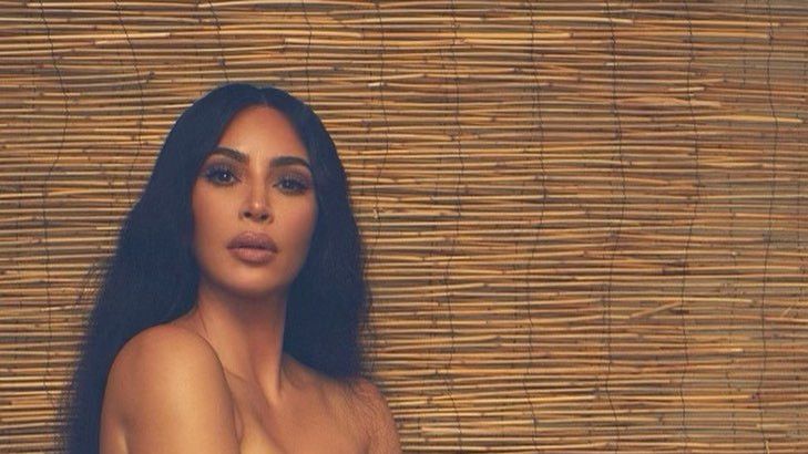 Usai Gugat Cerai Kanye West, Kim Kardashian Photoshoot Bugil Beralaskan Tikar Bambu