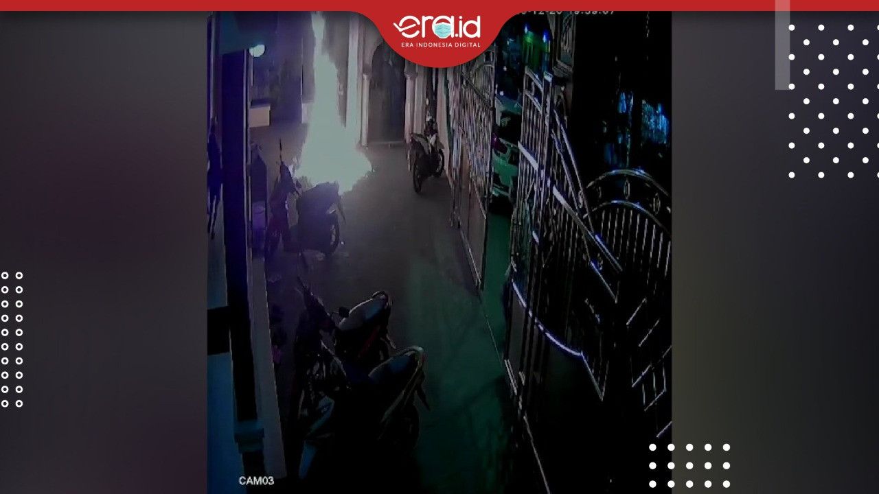 Detik-Detik Pelemparan Bom Molotov ke Masjid di Cengkareng Terekam CCTV