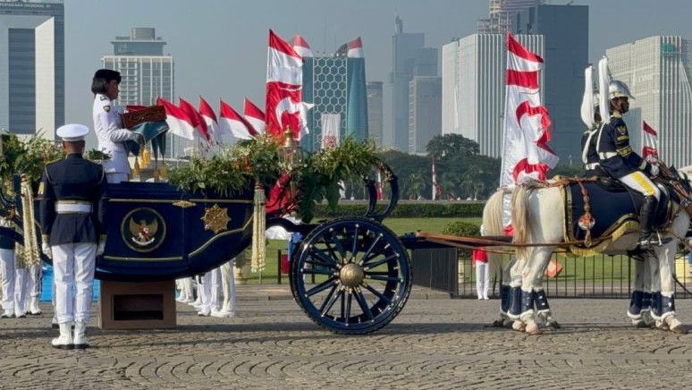 Penampakan Rombongan Kirab Bendera Merah Putih dan Teks Proklamasi Sudah Bergerak dari Monas ke Istana Negara