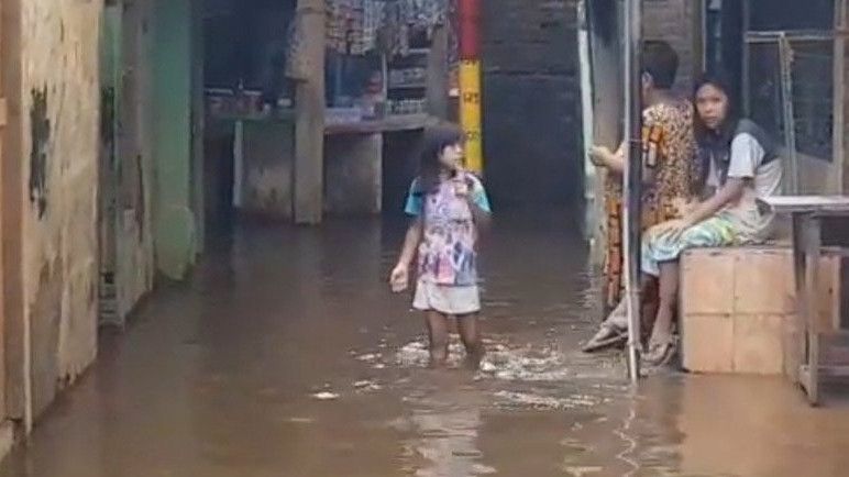 Warga di Bantaran Kali Ciliwung Kebon Pala Kebanjiran