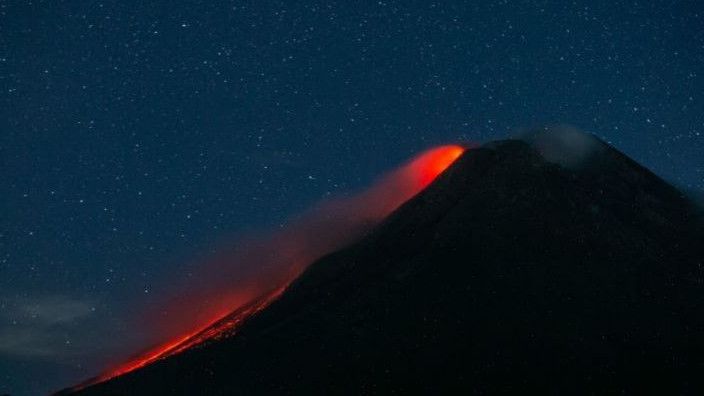 Gunung Merapi Meluncurkan Tiga Guguran Lava Selama Sepekan