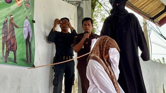 Kedapatan Berzina, Ibu di Aceh Dicambuk hingga Menangis dan Pingsan