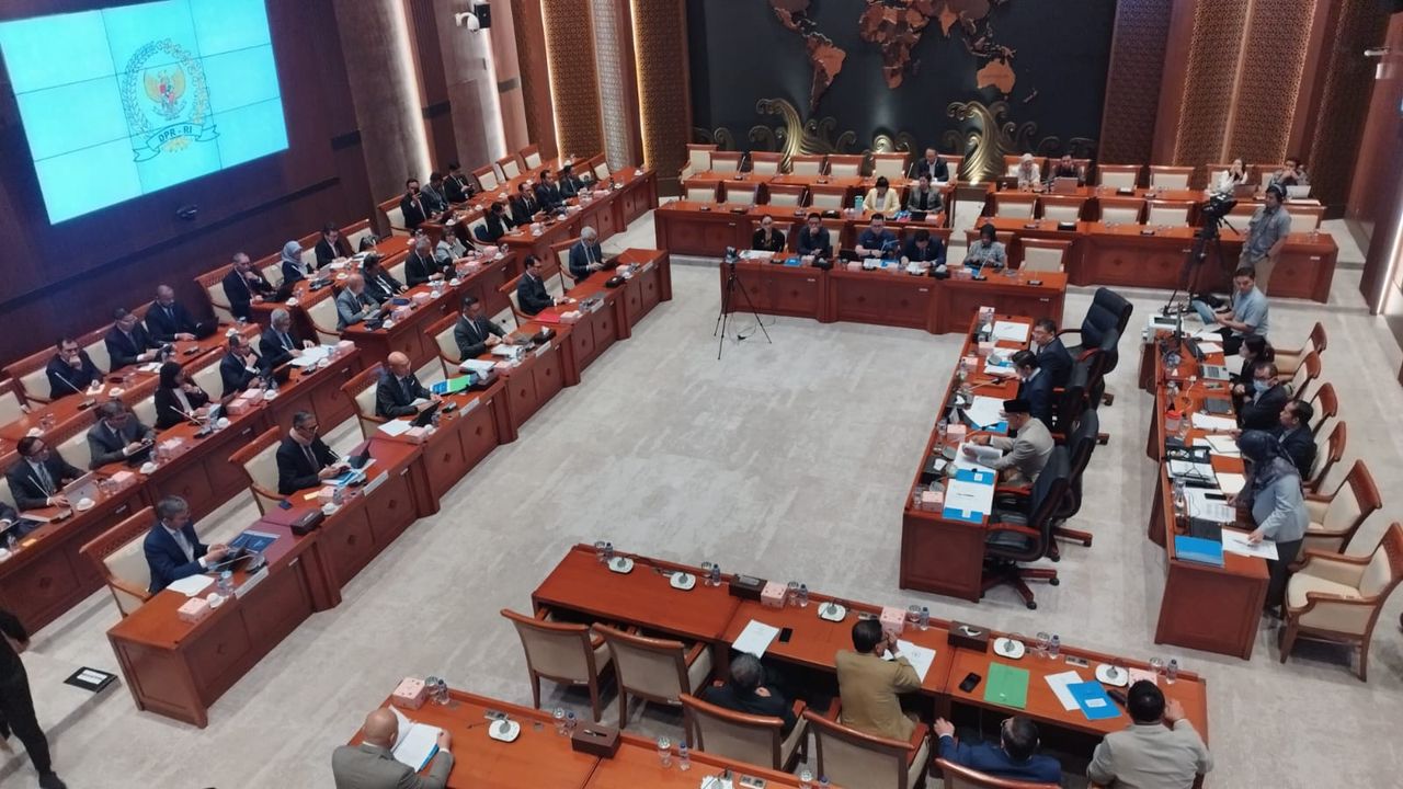 Rapat di DPR, Menlu Tegaskan Indonesia Kutuk Serangan Israel ke Iran