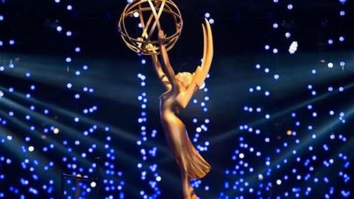 Aksi Jail Pasukan APD Tuksedo di Emmy Awards 2020, Nominator yang Kalah Malah Diledek