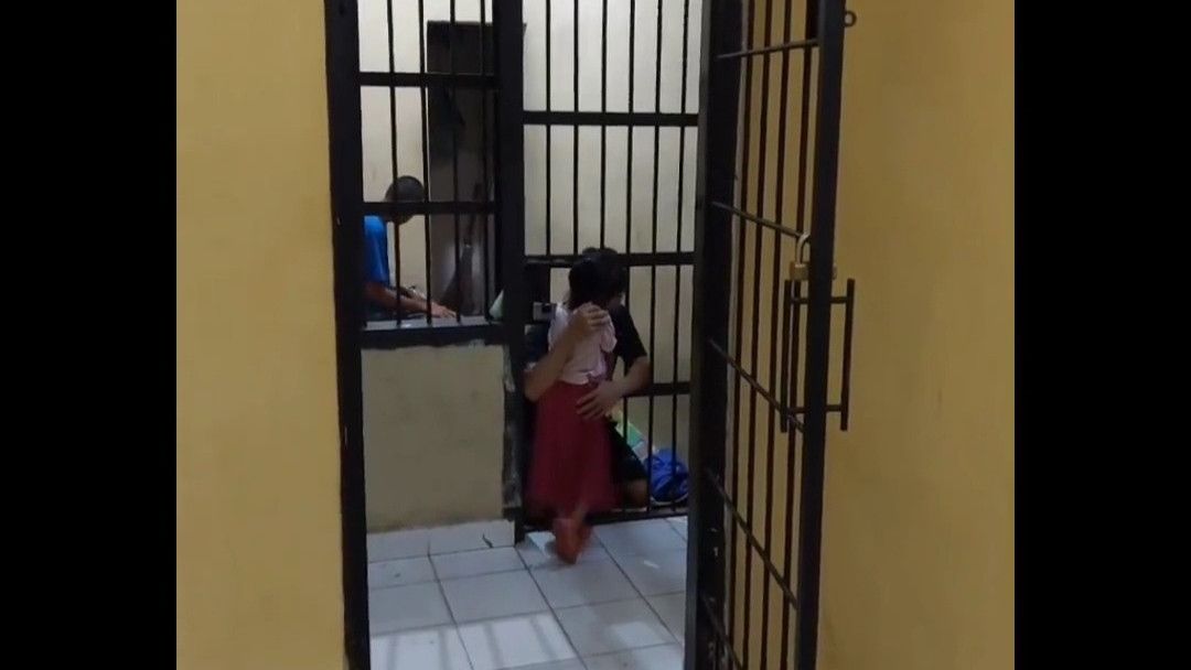 Polri Tak Masalah dengan Viralnya Polisi Buka Pintu Sel Agar Tahanan Bisa Peluk Anak