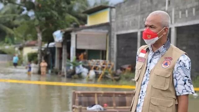 Ganjar Berikan Bantuan Rumah Kepada 32 Keluarga Terdampak Banjir Kalikeruh Brebes